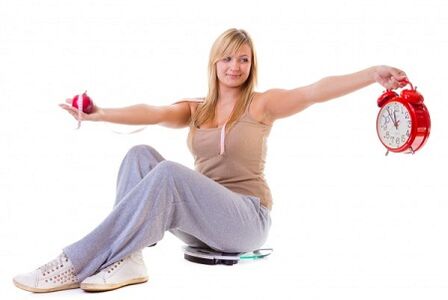 Egy fogyni vágyó lány egészségesen és étrend szerint táplálkozik