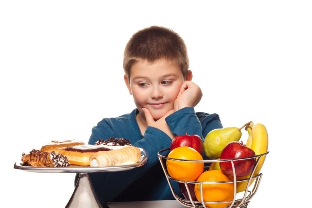 Az egészségtelen cukros ételek kiküszöbölése a gyermek étrendjéből a gyümölcsök érdekében